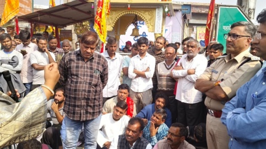 फायरिंग घटना से व्यापारियों में रोष, बाजार बंद रख महादेव चौक पर दिया धरना, सीओ के आश्वासन पर धरना समाप्त