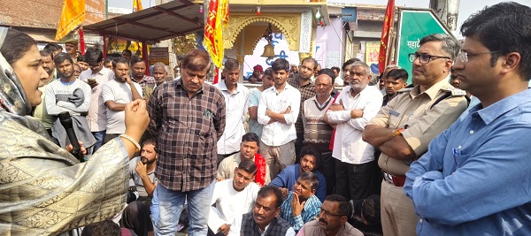 फायरिंग घटना से व्यापारियों में रोष, बाजार बंद रख महादेव चौक पर दिया धरना, सीओ के आश्वासन पर धरना समाप्त