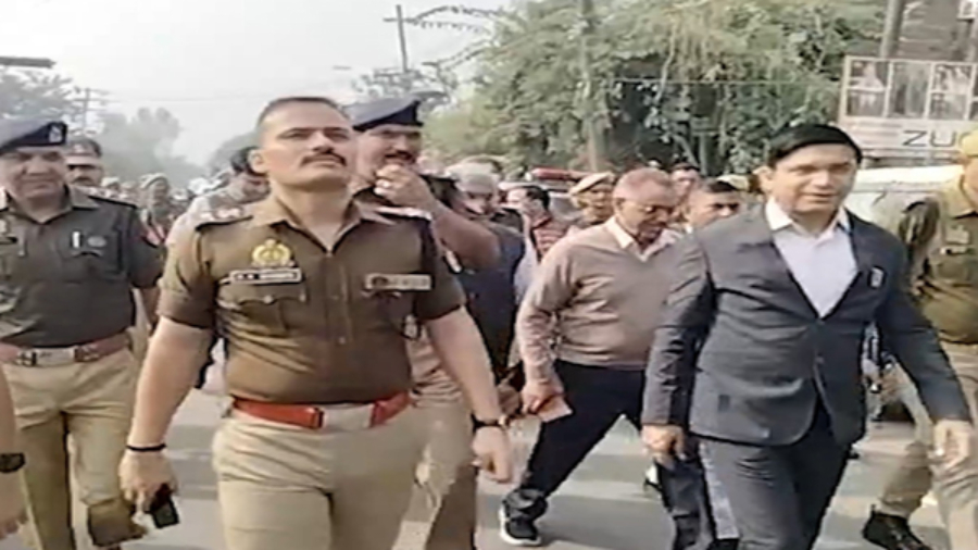 संभल हिंसा की बरसी पर पुलिस-प्रशासन सतर्क, जिलाधिकारी और एसएसपी ने किया फ्लैग मार्च