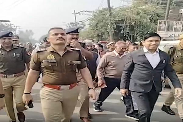 संभल हिंसा की बरसी पर पुलिस-प्रशासन सतर्क, जिलाधिकारी और एसएसपी ने किया फ्लैग मार्च