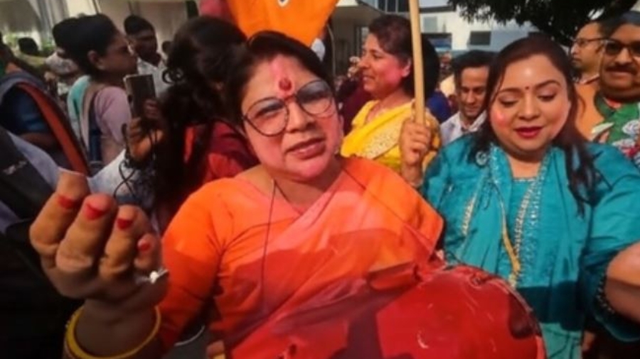 पटना में जदयू कार्यालय के बाहर जमकर नाचीं महिलाएं, बोलीं-अब सिर्फ विकास की गंगा बहेगी