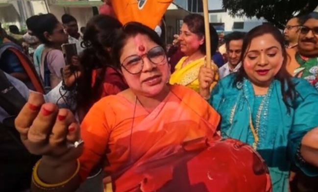 पटना में जदयू कार्यालय के बाहर जमकर नाचीं महिलाएं, बोलीं-अब सिर्फ विकास की गंगा बहेगी