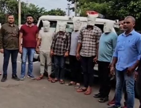 लूट की योजना बनाते 5 गिरफ्तार, 4 लूट और डकैती वारदातों का खुलासा, 2 अवैध हथियार और बाइक जब्त