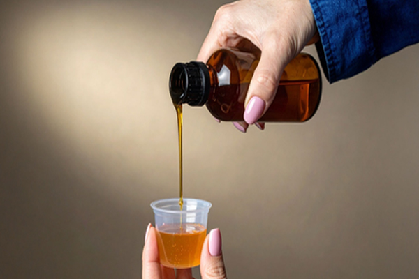 कफ सिरप के अवैध कारोबार पर यूपी के चार जिलों में 19 दवा फर्मों पर एफआईआर, लाइसेंस रद्द करने के निर्देश