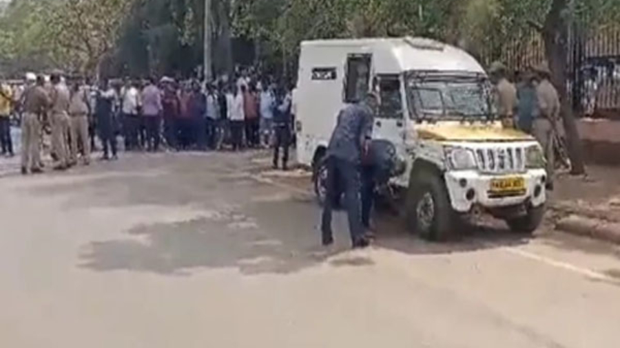 बेंगलुरु में दिन दहाड़े करोड़ों रुपये की लूट, एटीएम फंड ले जा रही गाड़ी को बनाया निशाना