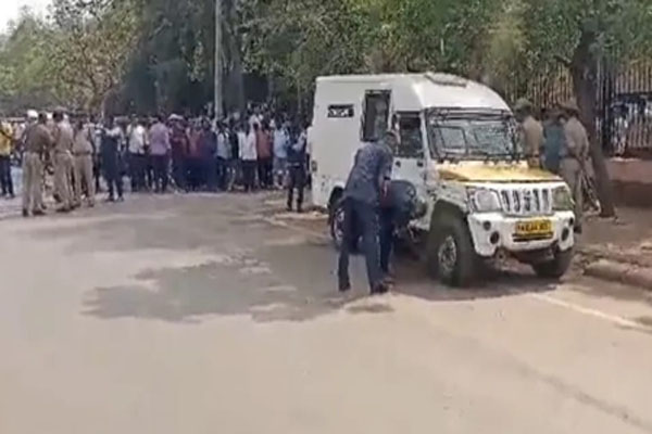 बेंगलुरु में दिन दहाड़े करोड़ों रुपये की लूट, एटीएम फंड ले जा रही गाड़ी को बनाया निशाना