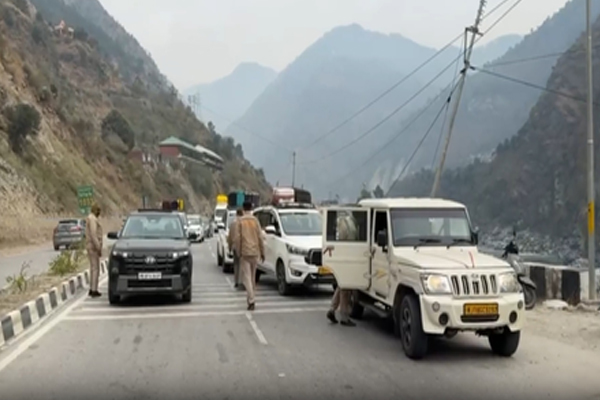 हिमाचल प्रदेश : नए साल पर पर्यटकों का जमावड़ा, मंडी पुलिस सुरक्षा में तैनात