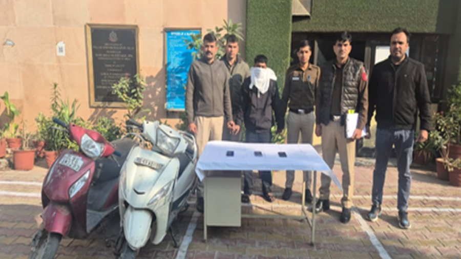 दिल्ली पुलिस ने वाहन चोरी में किया युवक को गिरफ्तार, 2 स्कूटी और 3 मोबाइल बरामद