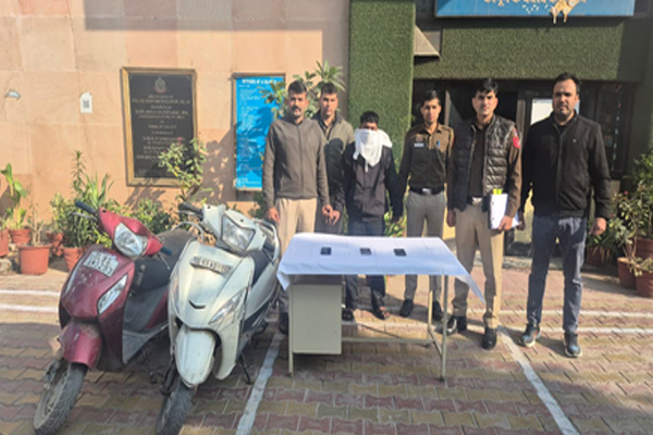 दिल्ली पुलिस ने वाहन चोरी में किया युवक को गिरफ्तार, 2 स्कूटी और 3 मोबाइल बरामद