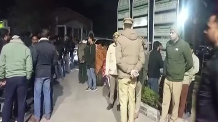 अलीगढ़ मुस्लिम यूनिवर्सिटी में टीचर की गोली मारकर हत्या, जांच में जुटी पुलिस