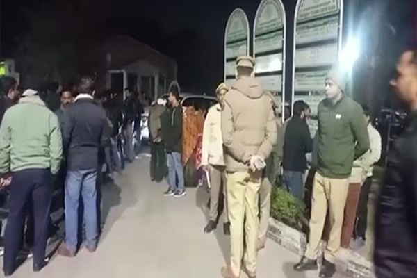 अलीगढ़ मुस्लिम यूनिवर्सिटी में टीचर की गोली मारकर हत्या, जांच में जुटी पुलिस