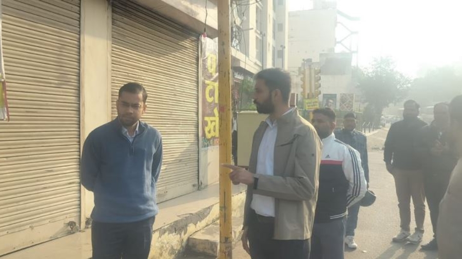 सुबह-सुबह आदर्श नगर जोन में नगर निगम आयुक्त डॉ. गौरव सैनी ने सफ़ाई व्यवस्था का किया निरीक्षण