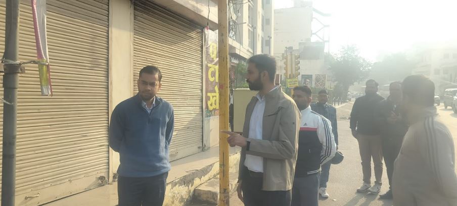 सुबह-सुबह आदर्श नगर जोन में नगर निगम आयुक्त डॉ. गौरव सैनी ने सफ़ाई व्यवस्था का किया निरीक्षण