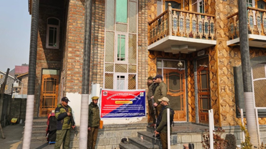 श्रीनगर पुलिस ने कुख्यात ड्रग तस्कर के पिता की दो करोड़ की संपत्ति जब्त की