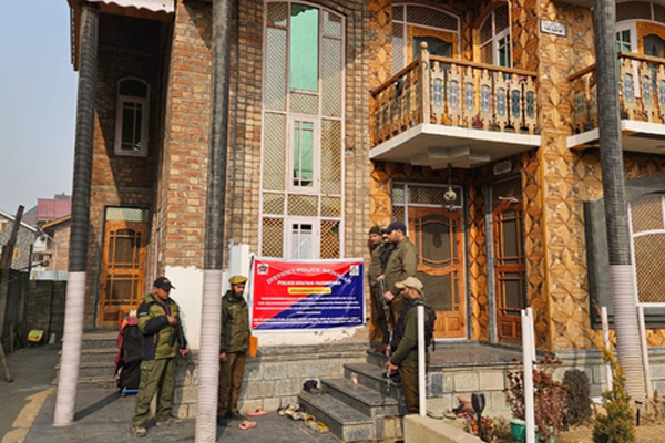 श्रीनगर पुलिस ने कुख्यात ड्रग तस्कर के पिता की दो करोड़ की संपत्ति जब्त की