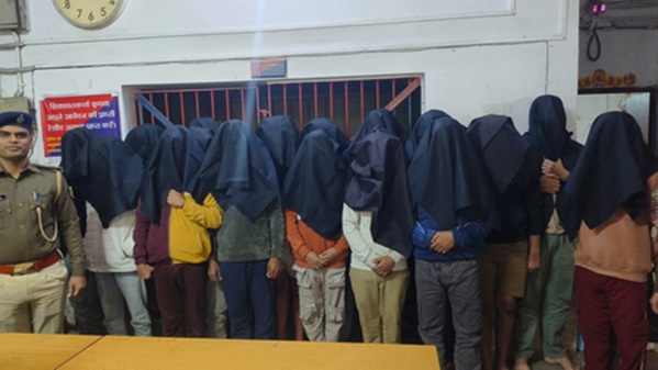 बिहार : बक्सर में साइबर फ्रॉड गिरोह का भंडाफोड़, 18 अपराधी गिरफ्तार