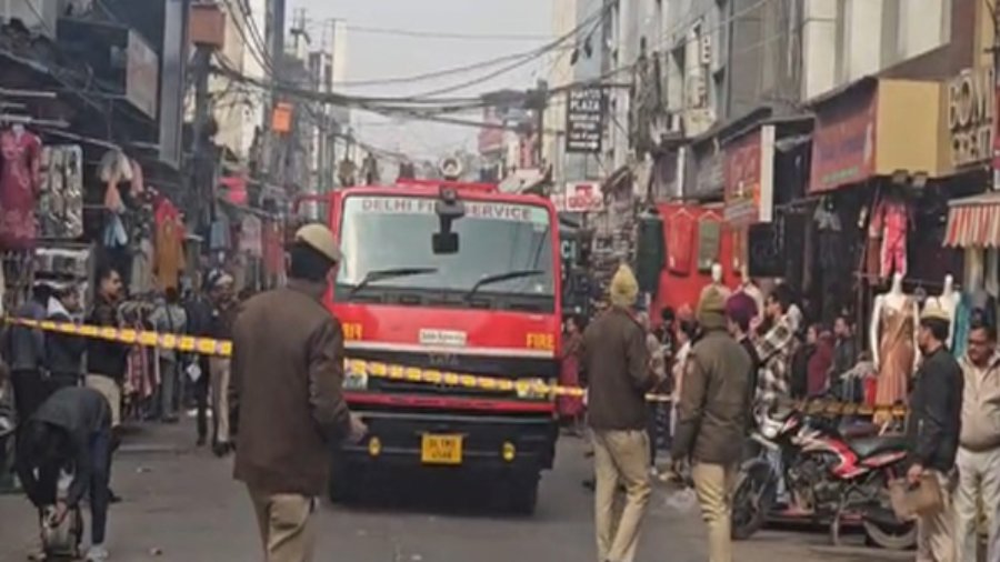 दिल्ली : नए साल से पहले अलर्ट मोड में पुलिस, कृष्णा नगर के लाल क्वार्टर में मॉक ड्रिल