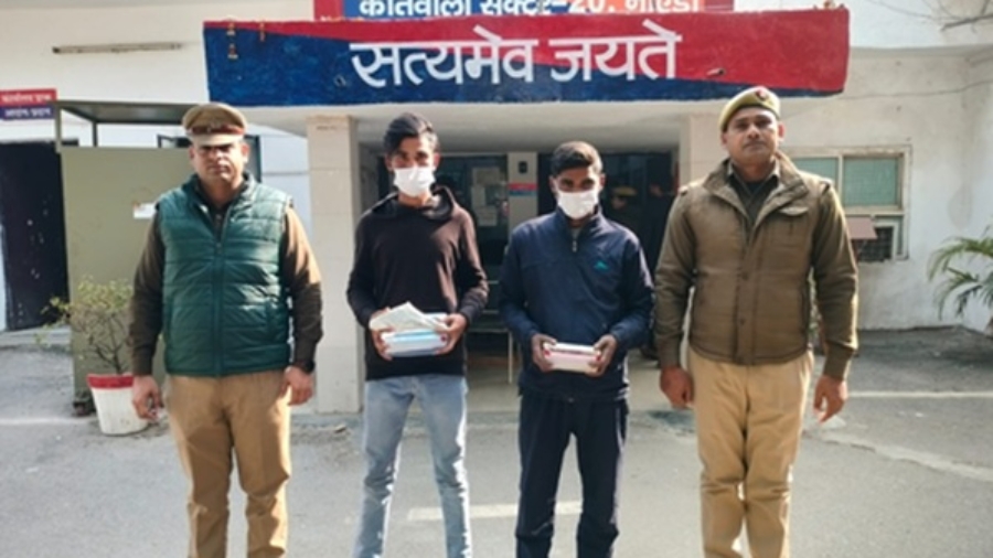 मोबाइल चोरी गिरोह के दो शातिर आरोपी गिरफ्तार, 5 मोबाइल और अवैध हथियार बरामद