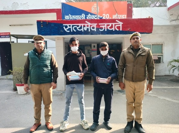 मोबाइल चोरी गिरोह के दो शातिर आरोपी गिरफ्तार, 5 मोबाइल और अवैध हथियार बरामद