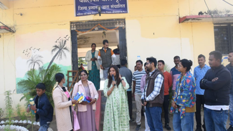 बीजापुर में महिला सशक्तीकरण कार्यक्रम, बालिकाओं को मिला सेनेटरी किट और करियर मार्गदर्शन