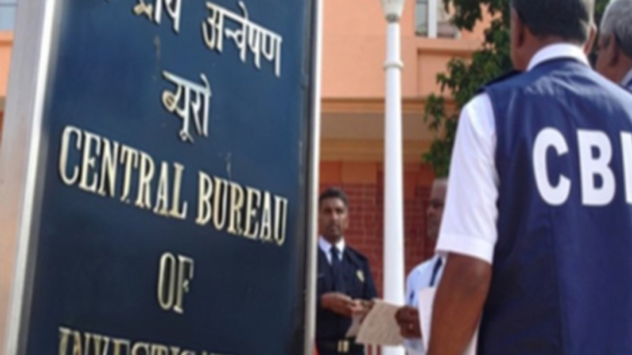 यूपी के जालौन में डाक विभाग के दो अधिकारियों को सीबीआई ने रिश्वत लेते रंगे हाथों पकड़ा