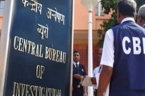 यूपी के जालौन में डाक विभाग के दो अधिकारियों को सीबीआई ने रिश्वत लेते रंगे हाथों पकड़ा