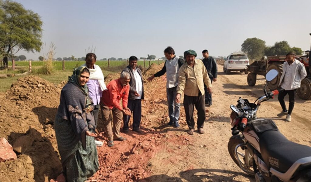 सड़क निर्माण में घटिया सामग्री का उपयोग, विधायक ने निरीक्षण कर दिए जांच के आदेश