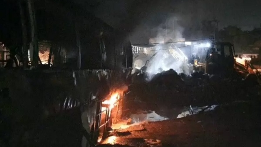 यूपी में भीषण सड़क हादसा : बस में लगी आग, 3 जिंदा जले, 24 यात्री झुलसे