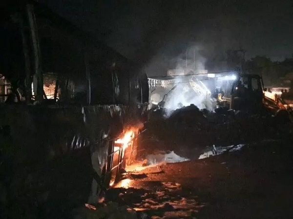 यूपी में भीषण सड़क हादसा : बस में लगी आग, 3 जिंदा जले, 24 यात्री झुलसे