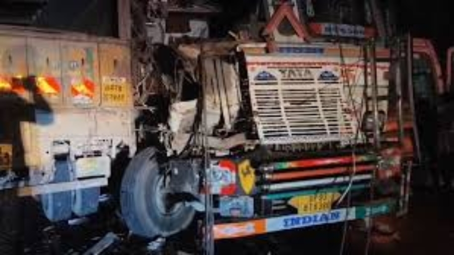 ट्रकों की भिड़ंत में,एक चालक की मौत,दूसरा की हालत नाज़ुक