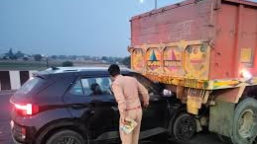 हापुड़ पक्का बाग चौराहे पर तेज रफ्तार ट्रक ने खड़ी कार को मारी टक्कर, नशे में धुत चालक गिरफ्तार