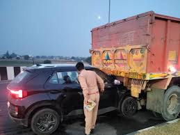 हापुड़ पक्का बाग चौराहे पर तेज रफ्तार ट्रक ने खड़ी कार को मारी टक्कर, नशे में धुत चालक गिरफ्तार