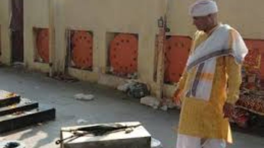 गाजियाबाद महामाया देवी मंदिर में चोरी की वारदात, दानपात्र से नकदी पार, CCTV में कैद हुई घटना