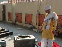 गाजियाबाद महामाया देवी मंदिर में चोरी की वारदात, दानपात्र से नकदी पार, CCTV में कैद हुई घटना