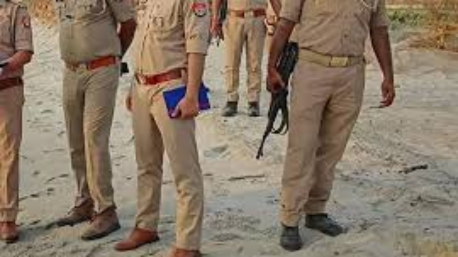 यूपी में 15 पुलिसकर्मियों पर मुकदमा दर्ज करने के आदेश से हड़कंप, मुठभेड़ के दौरान टांगों में मारी गई थी गोली