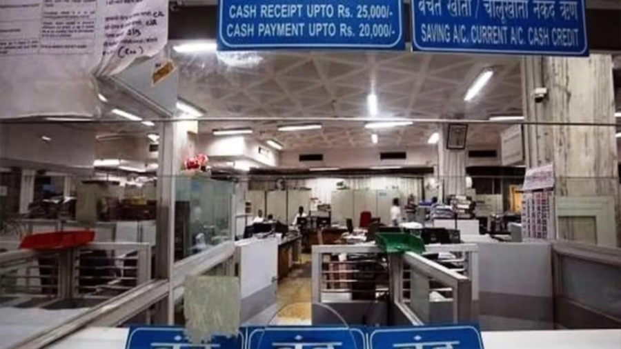 'हमारी मांग जायज है', देश के विभिन्न राज्यों में बैंक कर्मचारियों की हड़ताल, जानें कर्मचारियों ने क्या कहा