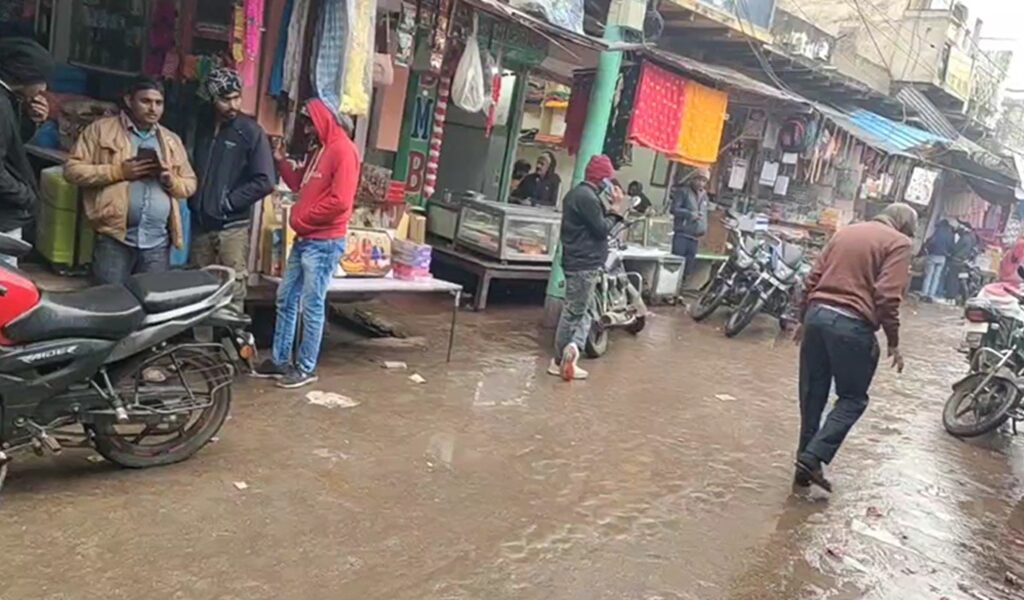 नववर्ष के पहले दिन बारिश ने बढ़ाई ठंड, जनजीवन प्रभावित