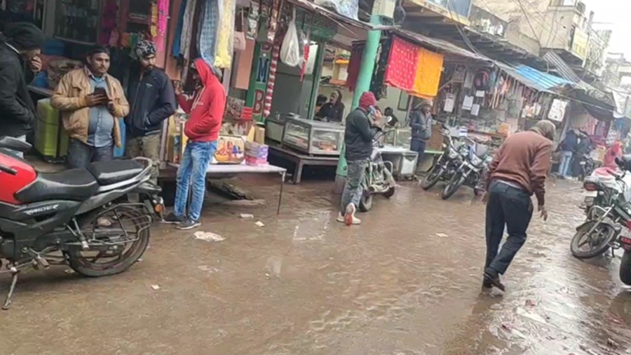 नववर्ष के पहले दिन बारिश ने बढ़ाई ठंड, जनजीवन प्रभावित