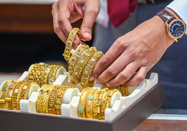 बिहार : कटिहार में 26 लाख रुपए से अधिक की ज्वेलरी चोरी, 2 पुलिसकर्मी निलंबित