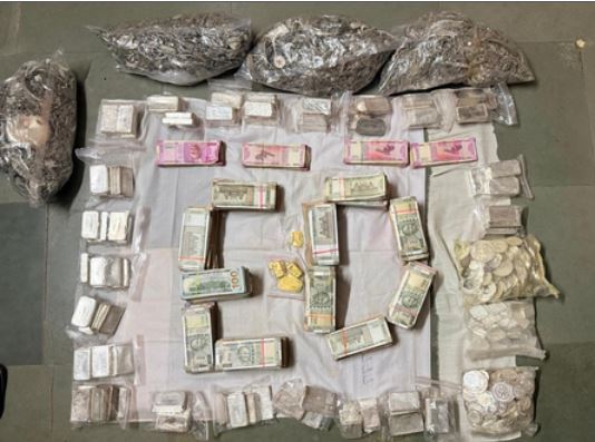ईडी अहमदाबाद ने स्टॉक मार्केट धोखाधड़ी मामले में की बड़ी जब्ती, 4 करोड़ से ज्यादा की सोना-चांदी और नकदी बरामद