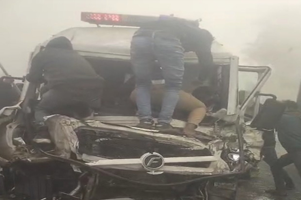 बिहार : घने कोहरे के कारण एंबुलेंस समेत कई गाड़ियां आपस में टकराई