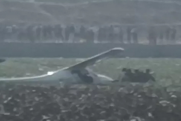 BREAKING.....प्रयागराज में सेना का ट्रेनिंग विमान तालाब में गिरा : एयरक्राफ्ट को निकलने की कोशिश जारी