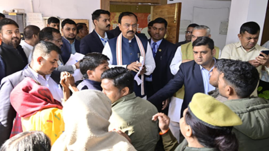 उपमुख्यमंत्री केशव प्रसाद मौर्य ने विधानसभा सत्र से पूर्व 'जनता दर्शन' में सुनीं जन-समस्याएं