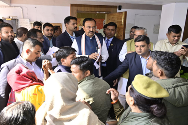 उपमुख्यमंत्री केशव प्रसाद मौर्य ने विधानसभा सत्र से पूर्व 'जनता दर्शन' में सुनीं जन-समस्याएं