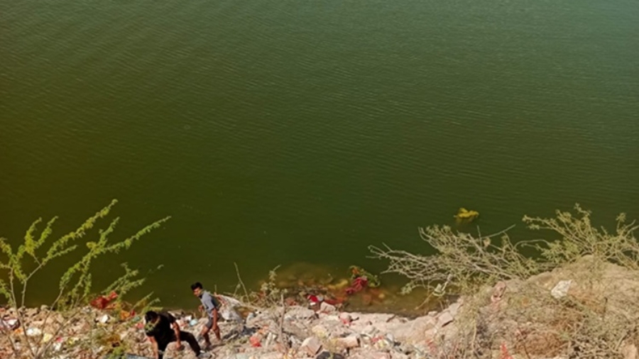 जोधपुर : कायलाना झील में समाई अनियंत्रित थार, दीवार तोड़कर पानी में गिरी गाड़ी, बाल-बाल बची दो जिंदगियां