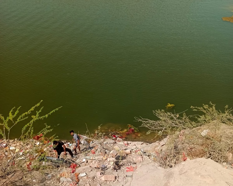 जोधपुर : कायलाना झील में समाई अनियंत्रित थार, दीवार तोड़कर पानी में गिरी गाड़ी, बाल-बाल बची दो जिंदगियां