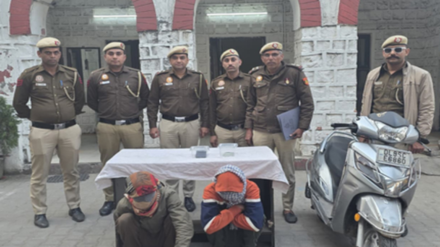 दिल्ली पुलिस ने दो शातिर स्नैचर को किया गिरफ्तार, चोरी के मोबाइल और स्कूटी बरामद