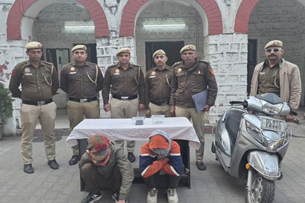दिल्ली पुलिस ने दो शातिर स्नैचर को किया गिरफ्तार, चोरी के मोबाइल और स्कूटी बरामद