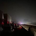 मुंबई-पुणे एक्सप्रेसवे पर गैस टैंकर दुर्घटनाग्रस्त, 12 घंटे से अधिक समय तक ट्रैफिक बंद