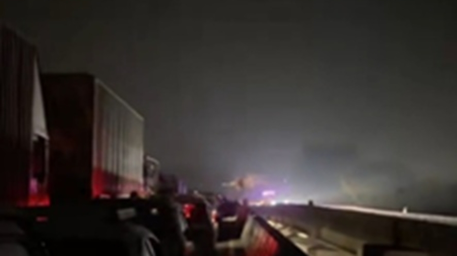 मुंबई-पुणे एक्सप्रेसवे पर गैस टैंकर दुर्घटनाग्रस्त, 12 घंटे से अधिक समय तक ट्रैफिक बंद